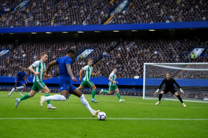 Scene editoriale de football evoquant la victoire 4-3 de Chelsea contre Brighton.