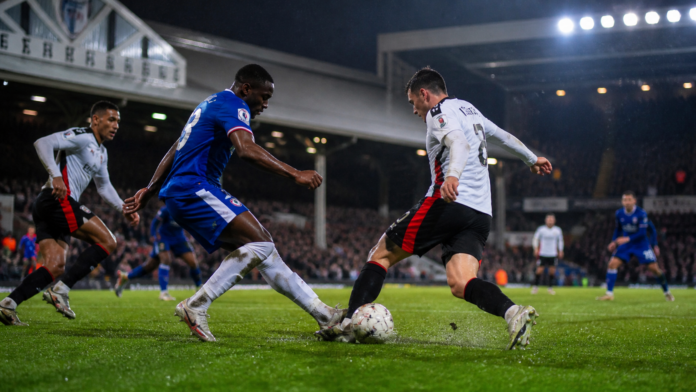 Illustration editoriale neutre d un derby londonien sous les projecteurs apres la victoire 3-2 de Chelsea a Fulham.