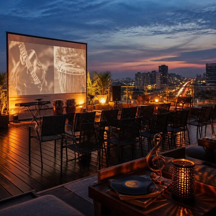 Projection de la série Clash au rooftop du Four Points by Sheraton à Kinshasa, avec des invités et un écran