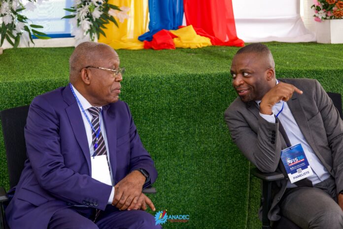 Jeunes participants au Festival SANKAYI à Kananga écoutant une présentation sur les plans d'affaires