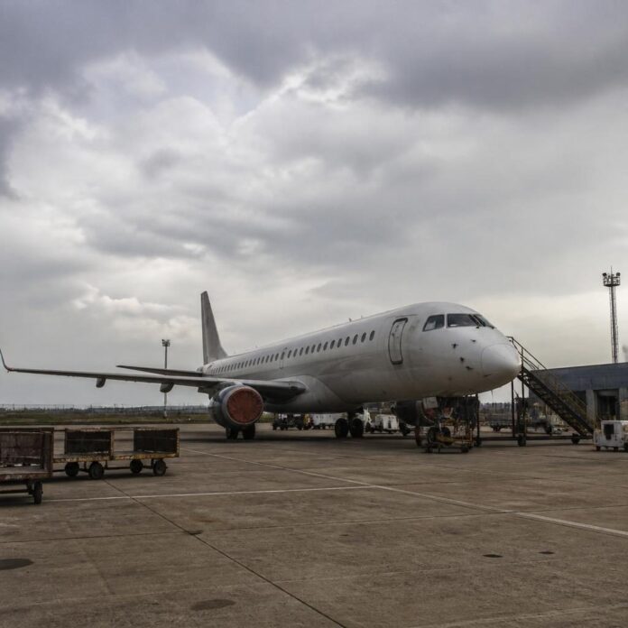 Avion Embraer E-190 de Congo Airways parqué à l'aéroport de N'djili à Kinshasa