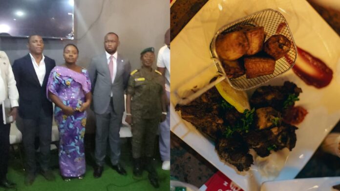 Assiettes de plats congolais sur une table lors d'un événement gastronomique avec un fond de salle de conférence