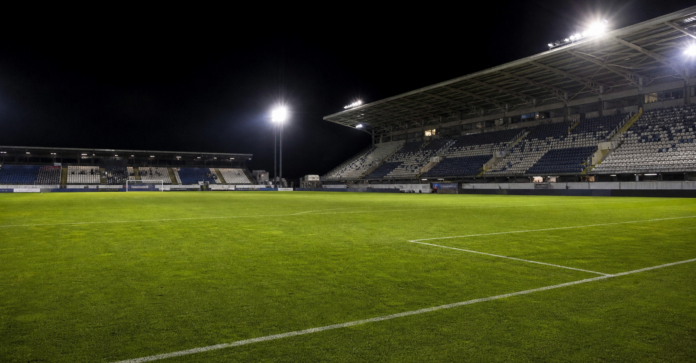 Illustration editoriale d un stade espagnol compact sous les projecteurs apres la victoire 2-1 de Cordoba contre Girona.