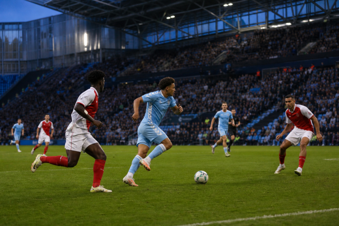 Illustration editoriale d un match de football en Angleterre entre une equipe bleu ciel et une equipe rouge et blanche.