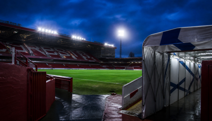 Illustration editoriale d un stade anglais vide apres la victoire 2-0 de Leeds chez Nottingham Forest en coupe.