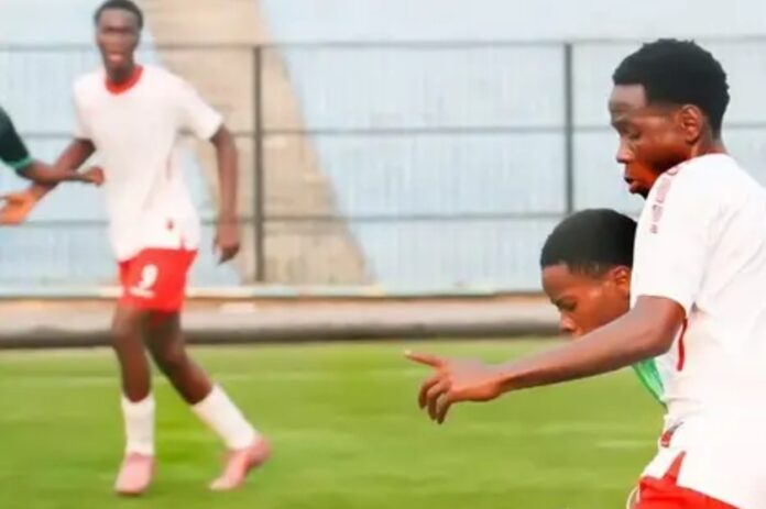Joueurs du DCMP célébrant un but lors du match U-17 contre l'AS Dauphin Noir au stade Tata Raphaël