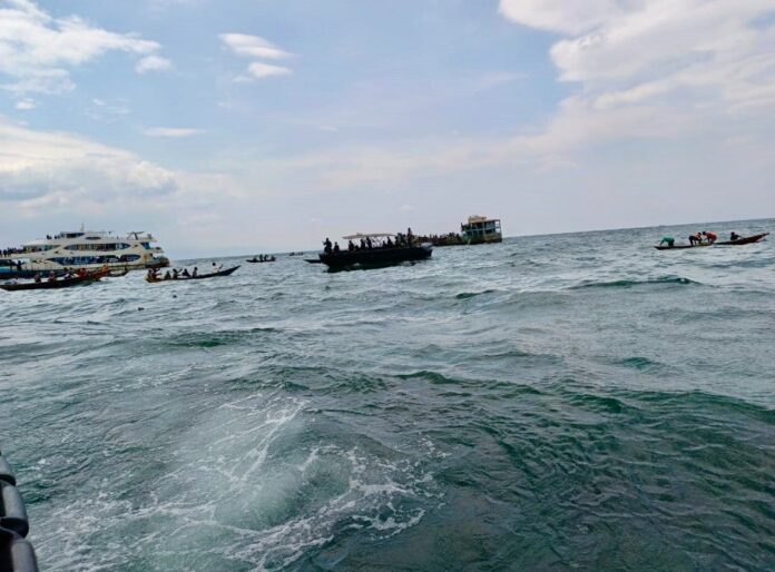 Rivière Lulua à Demba avec une pirogue chavirée et des personnes en recherche sur la berge