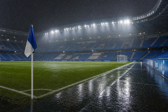 Illustration editoriale d un stade espagnol sous la pluie pendant le nul 1-1 entre le Deportivo et Elche.