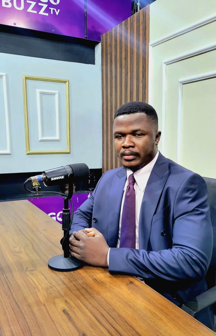 Membre de la C64 s'exprimant lors d'une conférence de presse à Kinshasa, avec des micros et des drapeaux