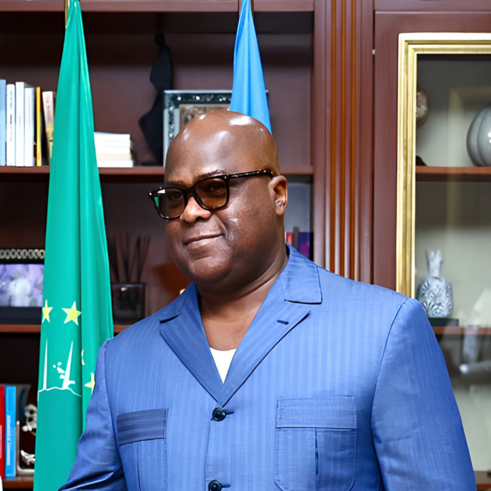 Pupitre de conférence de presse avec micros dans une salle officielle à Kinshasa