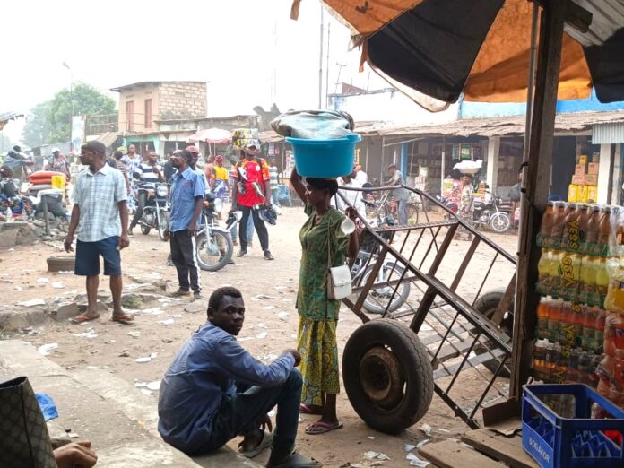 Sachets d'eau exposés sur un étal au marché Simis à Mbuji-Mayi
