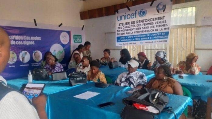 Chefs de parkings de taxis-motos et femmes en réunion lors d'un atelier de sensibilisation contre Ebola à Beni