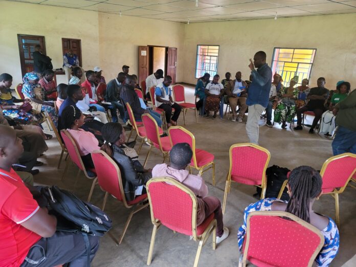 Habitants de Kasindi-Lubirigha assistant à une campagne de sensibilisation sur les gestes barrières contre Ebola