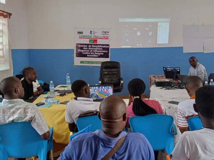 Professionnels de santé en combinaison de protection lors d'une riposte contre Ebola
