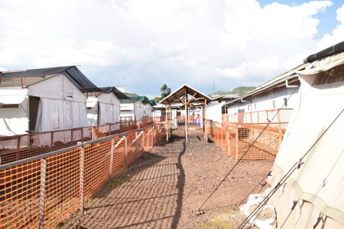 Centre de traitement Ebola temporaire avec équipements de protection et seaux de chloration à Tchomia