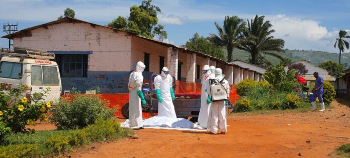 Salle de traitement Ebola avec équipements de protection dans une zone de santé en Ituri