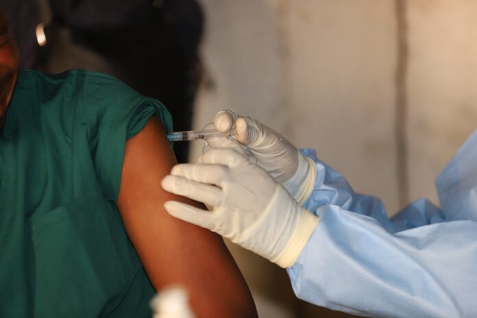 Flacon de vaccin Ervebo avec seringue et équipement médical sur une table