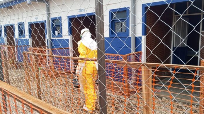 Microphones et caméras lors d'une conférence de presse de l'OMS sur Ebola à Bunia
