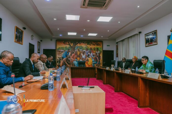 Réunion technique sur la riposte à Ebola avec des responsables autour d'une table