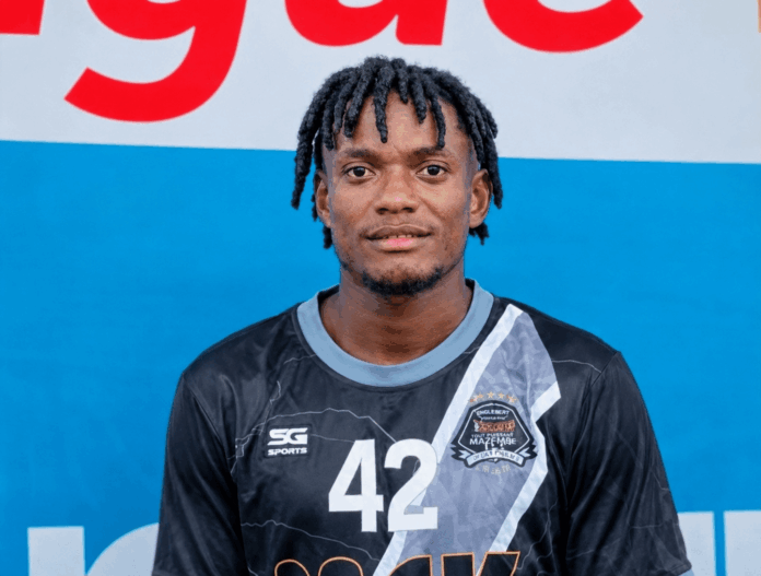 Meneur de jeu congolais avec un ballon devant le stade de Juba