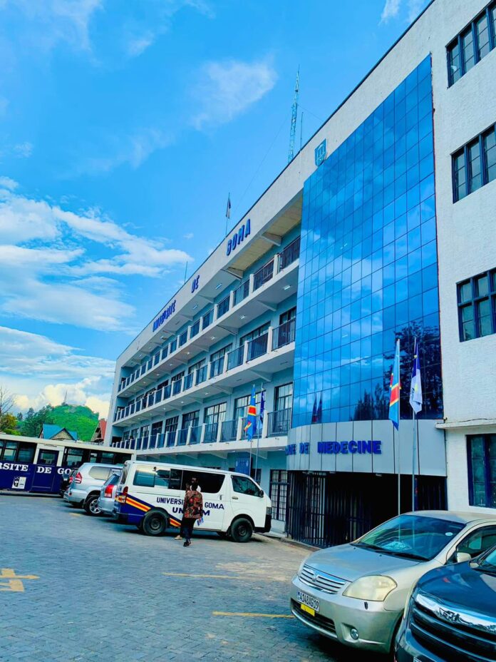 Bureau du ministère de l'Enseignement supérieur avec drapeau de la RDC et documents officiels