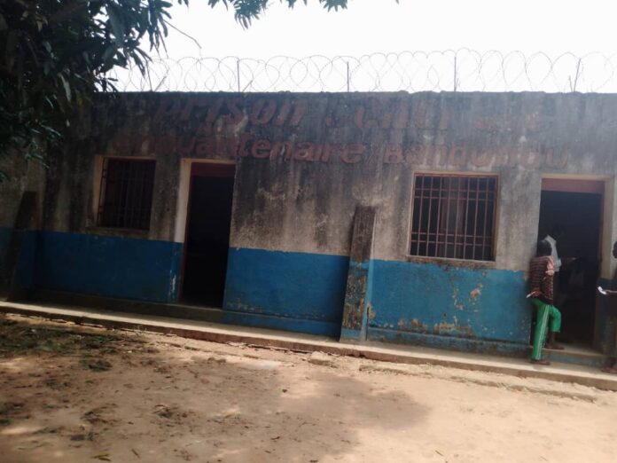 Porte métallique de la prison de Luebo forcée et cadenas brisés lors de l'évasion