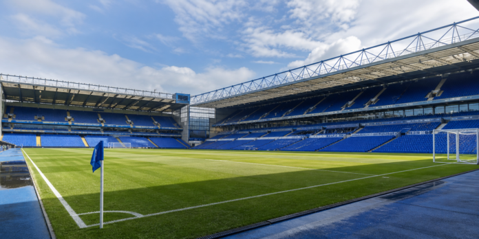 Illustration editoriale d un stade anglais bleu vide apres la victoire 2-0 d Everton contre Crystal Palace.