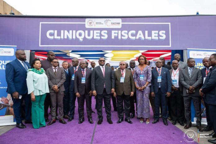 Documents comptables, calculatrice et ordinateur avec graphiques de recettes fiscales dans un bureau administratif