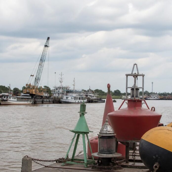 Cérémonie de lancement du balisage au port de l'ONATRA avec des baliseurs sur le fleuve Congo