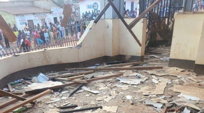 Hôtel Mwalu endommagé après une attaque de drones à Fizi-Centre, au Sud-Kivu