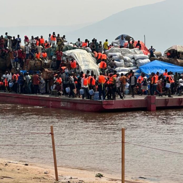 Bateau chargé de matériel médical naviguant sur le fleuve Congo