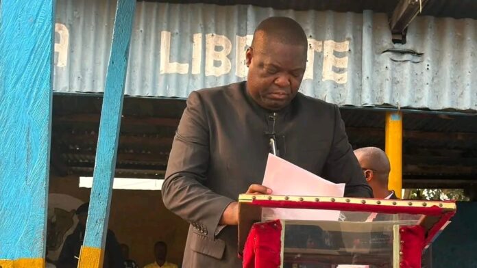Cérémonie officielle sur la Place de la Liberté à Lusambo avec autorités et population rassemblées