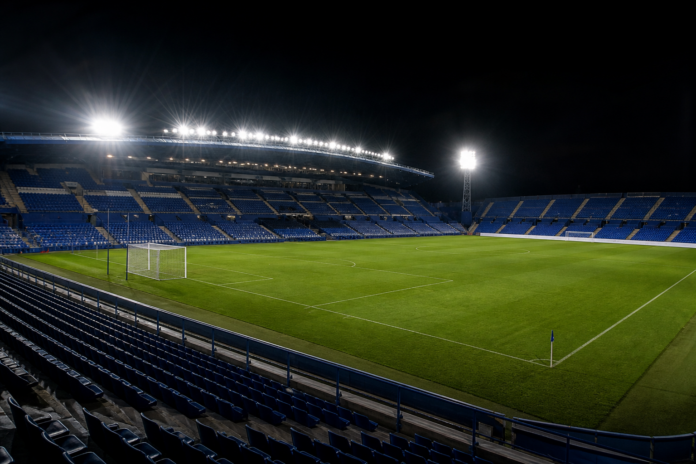 Illustration editoriale d un stade espagnol aux tribunes bleues apres la victoire 3-1 de Getafe contre le Partizan.