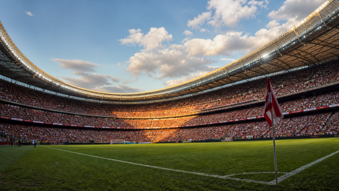 Illustration editoriale neutre d un grand stade espagnol en fin de journee apres le nul 2-2 entre l Atletico Madrid et Villarreal.