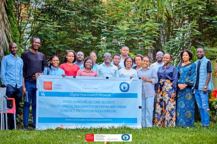 Des jeunes participants à une formation sur la vérification des informations en ligne à Goma, avec smartphones et cahiers