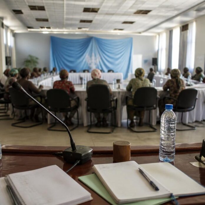 Groupe de femmes réunies en conférence à Goma discutant de la paix