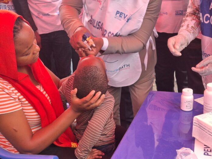 Enfants attendant la vaccination dans un centre de santé à Goma