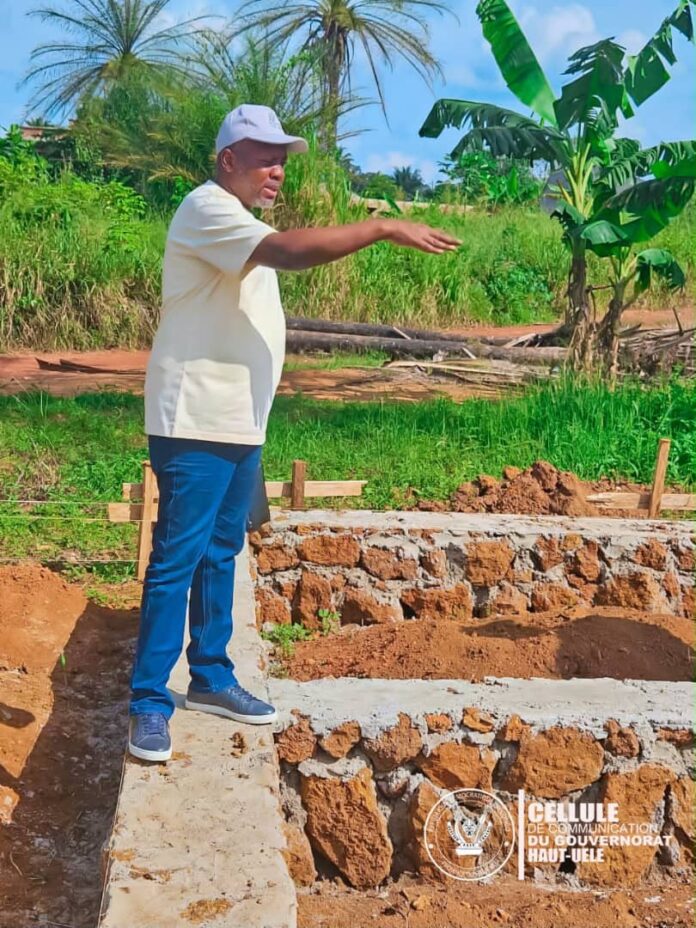 Construction de l'école Matari à Isiro avec matériaux et échafaudages