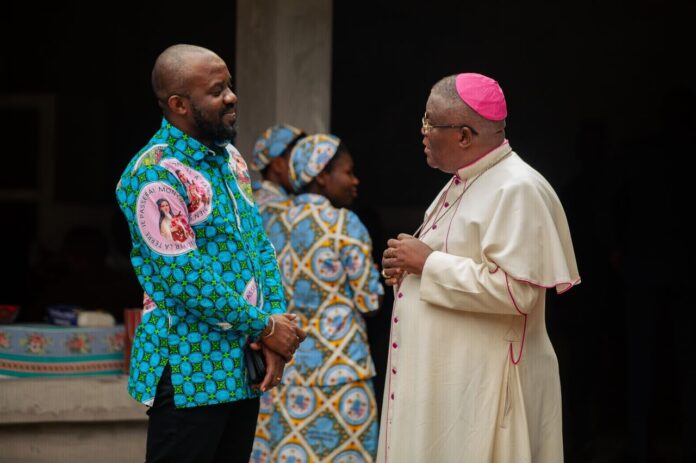 Célébration d'ordination à la cathédrale d'Idiofa avec des fidèles en prière