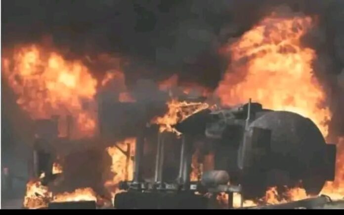 Flammes dévorant des étals et maisons commerciales le long de la route près de la gare de Kasangulu