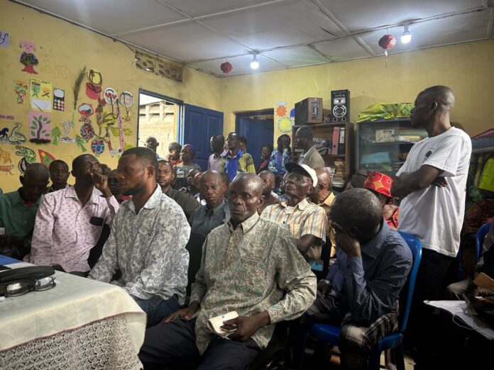 Manifestants dans une rue d'Inongo brandissant des pancartes pour réclamer leurs salaires