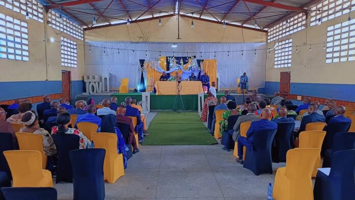 Salle de réunion avec ordinateurs portables et documents pour la numérisation de l'inspection scolaire à Kinshasa