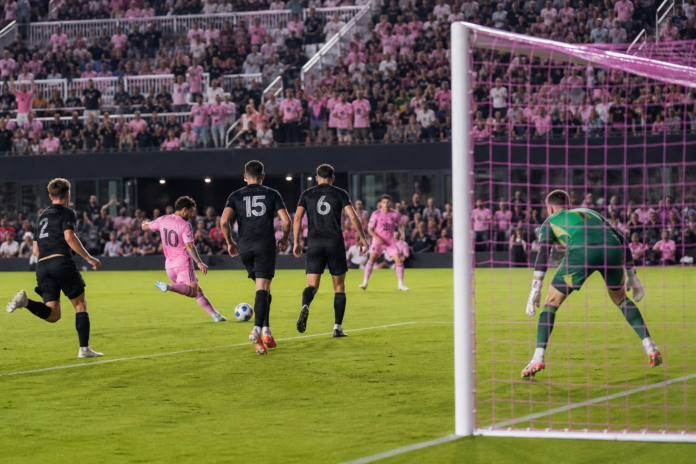 Scene editoriale de football evoquant la large victoire d'Inter Miami face a Montreal.