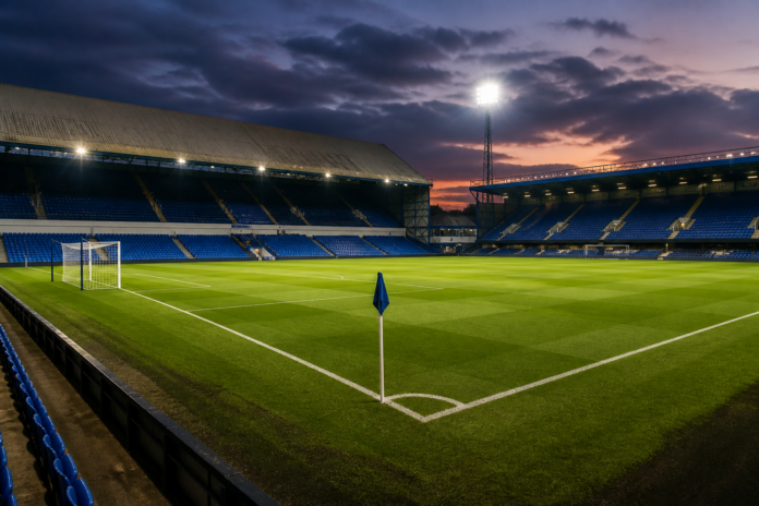 Illustration editoriale d un stade anglais compact au crepuscule apres la victoire 2-1 d Ipswich contre Sunderland.
