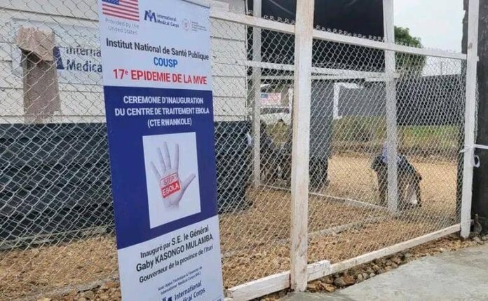 Tentes médicales et équipements de protection devant le centre de traitement Ebola de Nia-Nia