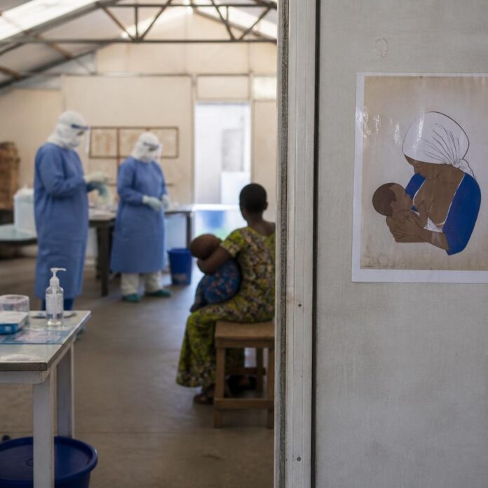Mère et nourrisson dans un centre de santé en Ituri lors d'une sensibilisation sur Ebola