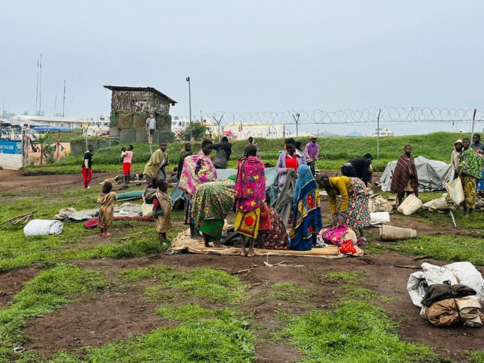 Camp de déplacés à la plaine de Savo avec des tentes et des habitations temporaires