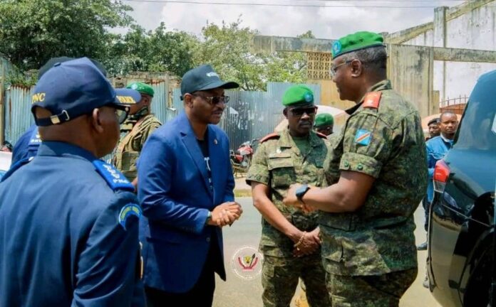 Gouverneur militaire de l'Ituri devant des policiers en formation dans une salle de l'école de police de Bunia