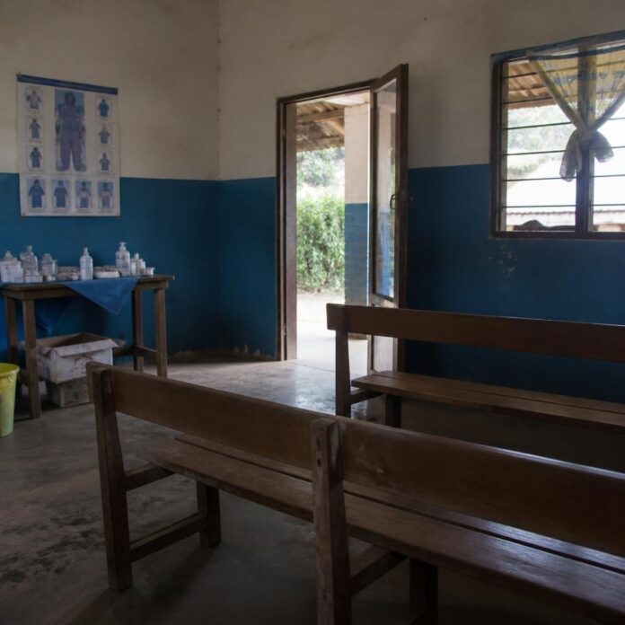Centre de santé en Ituri avec patients attendant des soins, affiche de prévention Ebola