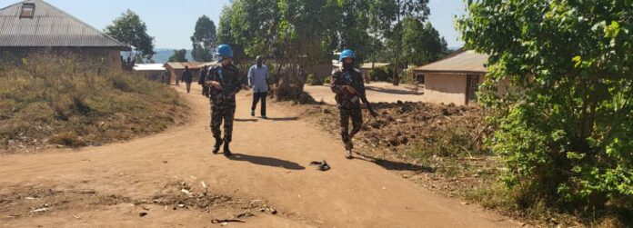 Base opérationnelle mobile de la MONUSCO à Niania en Ituri, avec des casques bleus en patrouille près d'un centre de traitement Ebola